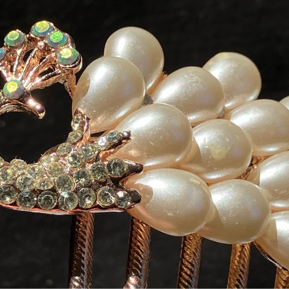 Peacock hair pin with pearls and iridescent rainbow stones - Picture 2 of 4